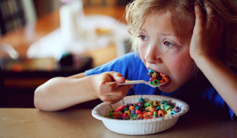 kid eating sugary cereal